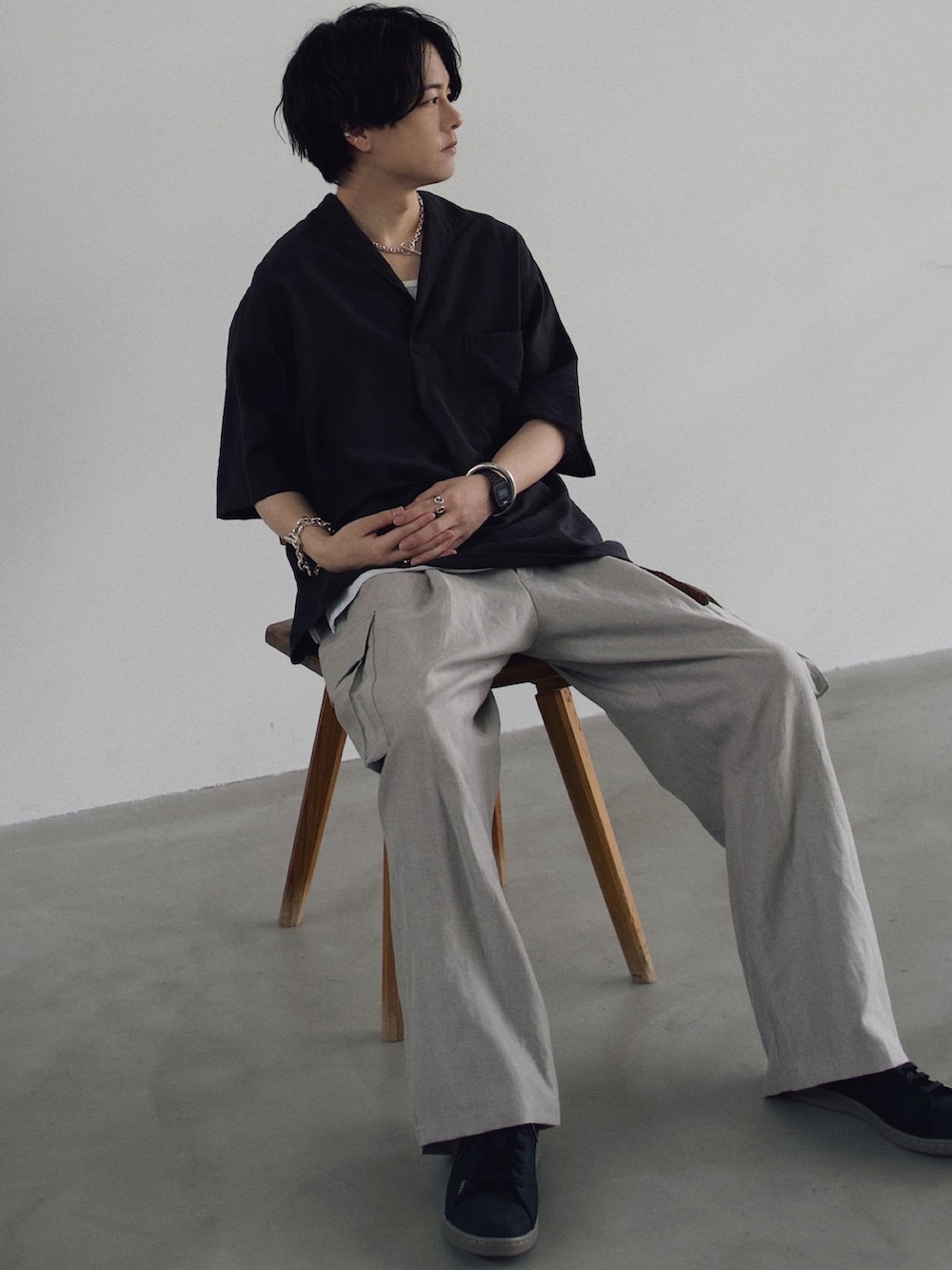 ブラック系のシャツ/ブラウス、ホワイト系のタンクトップ、グレー系のカーゴパンツを着用したメンズの春コーディネートの3枚目の写真