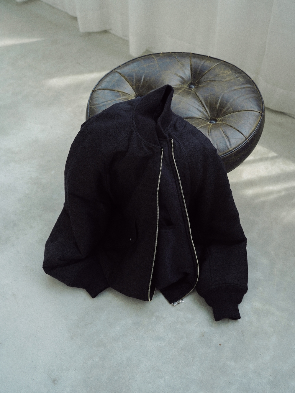 ブラック系のMA-1、ベージュ系のカーゴパンツ、イエロー系のTシャツ/カットソーを着用したメンズの夏コーディネートの5枚目の写真