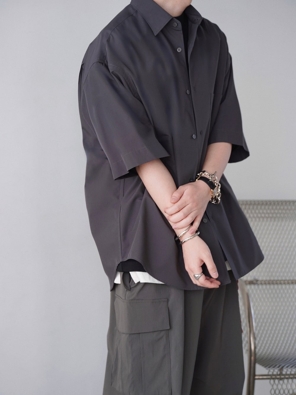 グレー系のシャツ/ブラウス、ブラック系のTシャツ/カットソー、ホワイト系のタンクトップを着用したメンズの春コーディネートの4枚目の写真