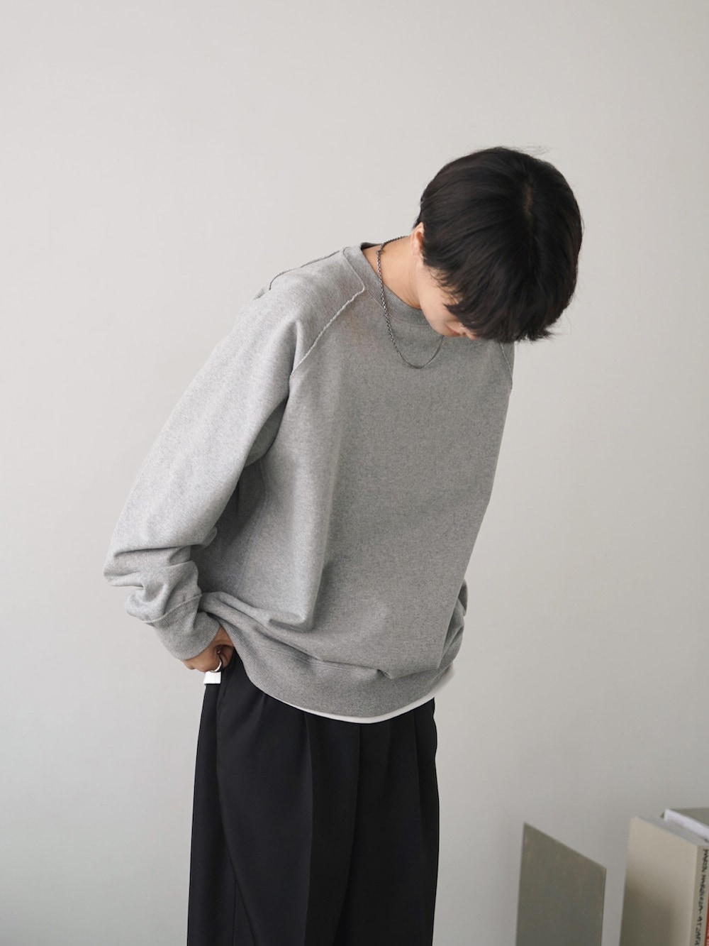 ブラック系のテーラードジャケット、グレー系のスウェット、ブラック系のスラックスを着用したメンズの冬コーディネートの4枚目の写真