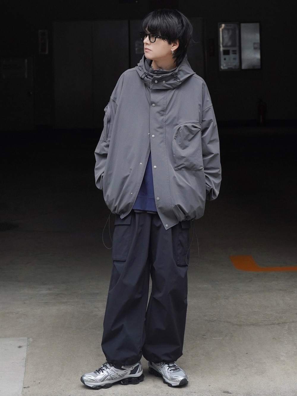 グレー系のジャケット/アウター、ブルー系のスウェット、ブラック系のカーゴパンツを着用したメンズの春コーディネートの2枚目の写真