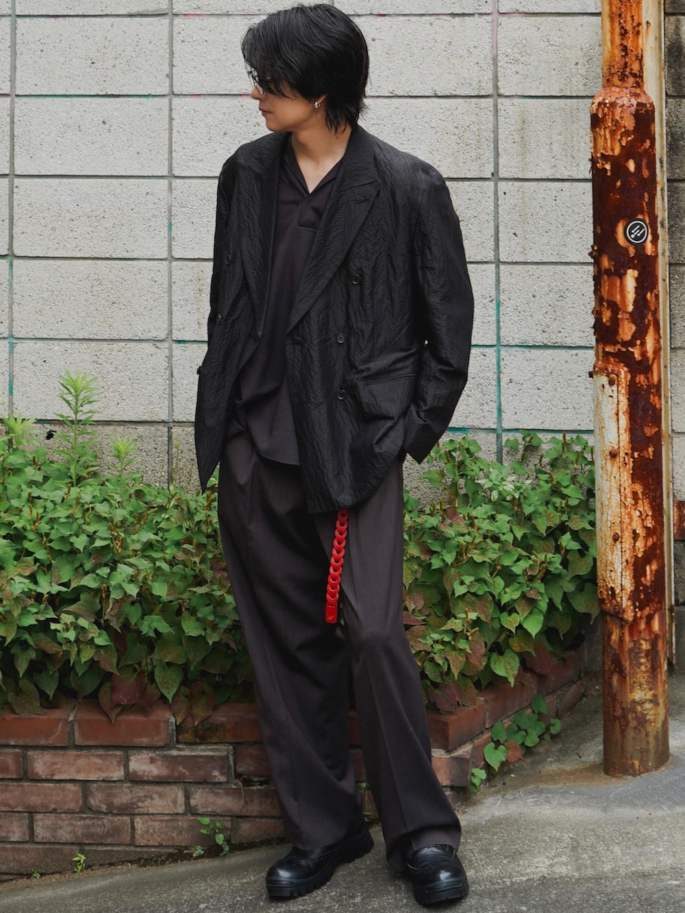 ブラック系のテーラードジャケット、ブラック系のシャツ/ブラウス、ブラウン系のスラックスを着用したメンズの夏コーディネートの2枚目の写真