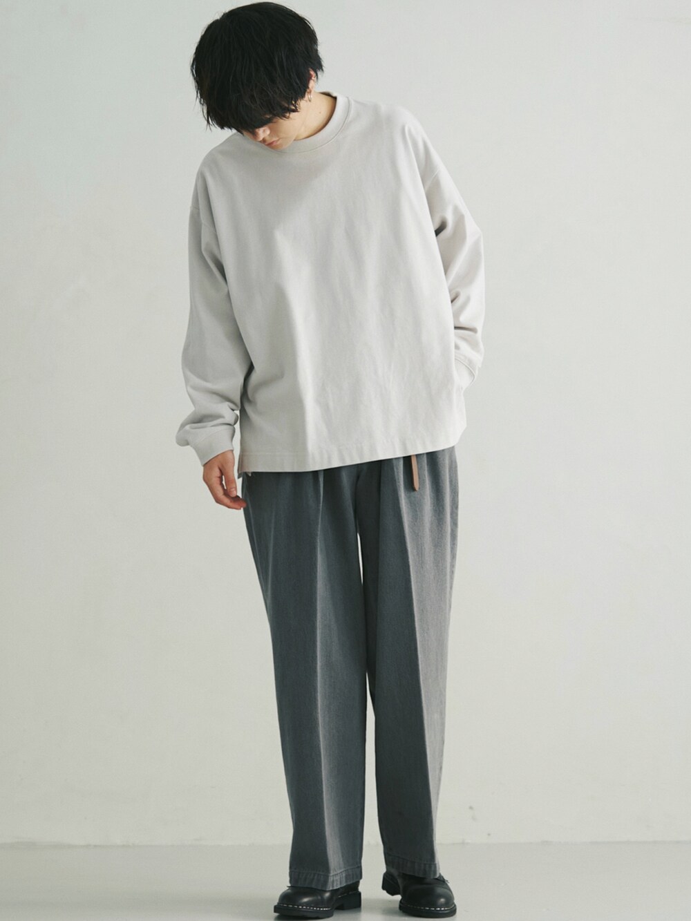 ホワイト系のTシャツ/カットソー、グレー系のセットアップ、ブラック系のドレスシューズを着用したメンズの春コーディネートの3枚目の写真