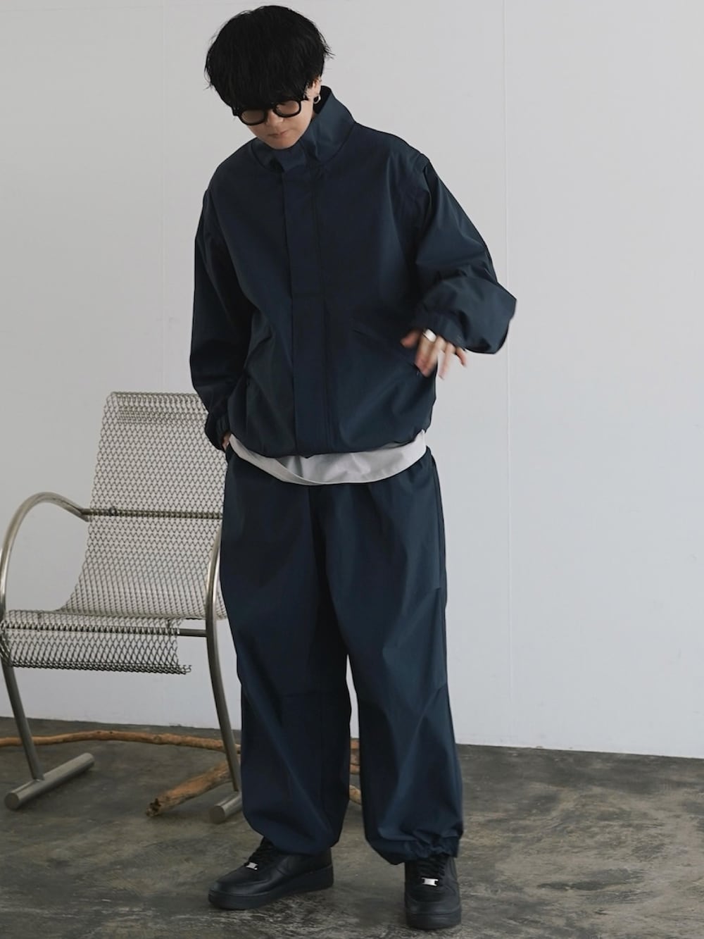 グリーン系のブルゾン、グレー系のTシャツ/カットソー、グリーン系のその他パンツを着用したメンズの秋コーディネートの2枚目の写真