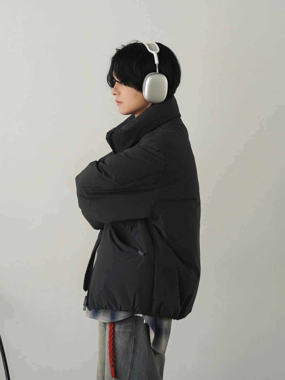 ブラック系のダウンジャケット/コート、ブルー系のシャツ/ブラウス、グレー系のデニムパンツを着用したメンズの秋コーディネートの3枚目の写真