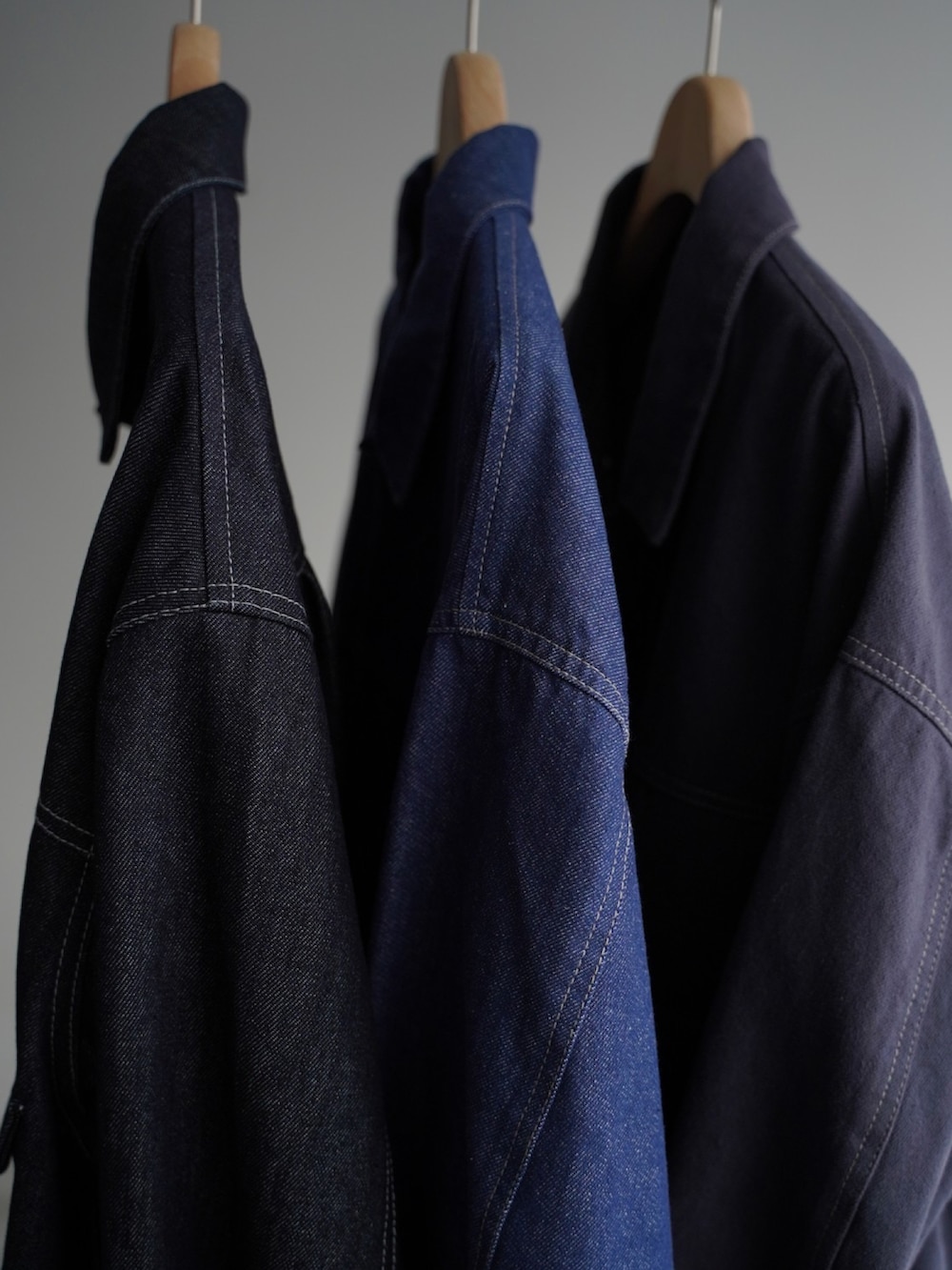 ブラック系のドレスシューズ、ブルー系のセットアップ、グレー系のTシャツ/カットソーを着用したメンズの秋コーディネートの3枚目の写真
