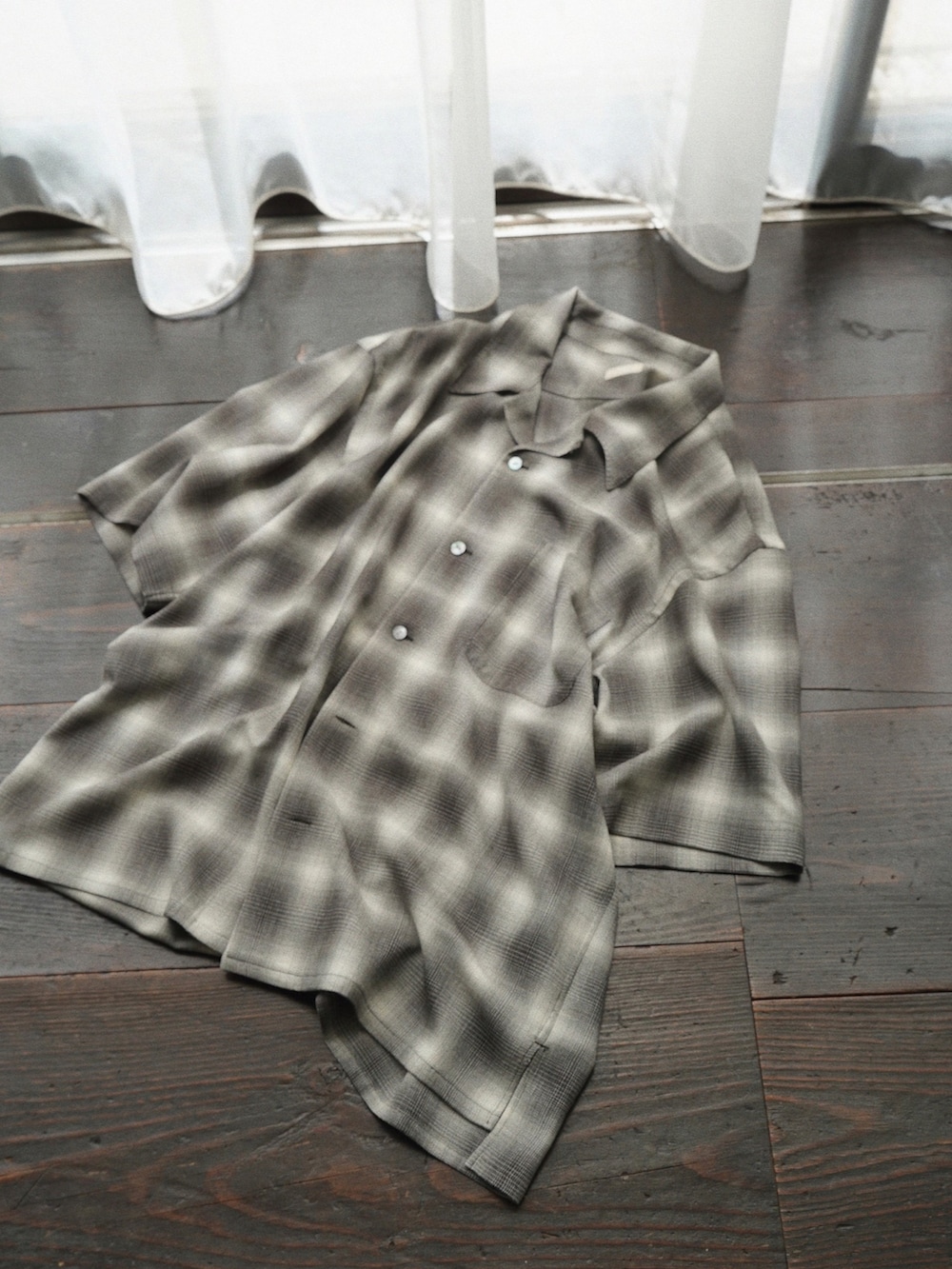 グレー系のシャツ/ブラウス、ブラウン系のスラックス、ブラック系のスリッポンを着用したメンズの夏コーディネートの5枚目の写真