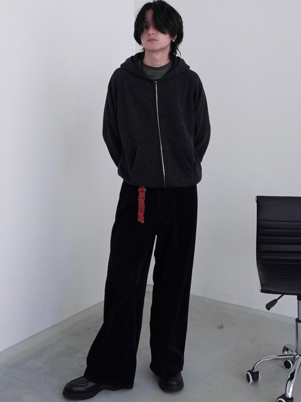 ブラック系のブルゾン、ブラック系のパーカー、イエロー系のTシャツ/カットソーを着用したメンズの秋コーディネートの3枚目の写真