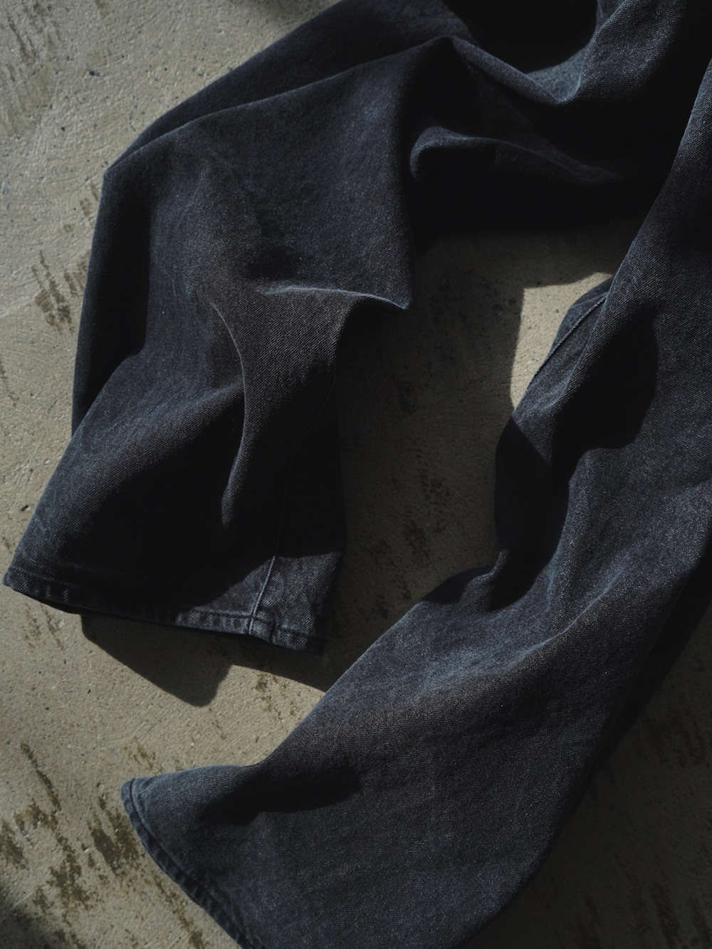 ブラック系のブルゾン、ブラウン系のカーディガン/ボレロ、グレー系のTシャツ/カットソーを着用したメンズの冬コーディネートの5枚目の写真