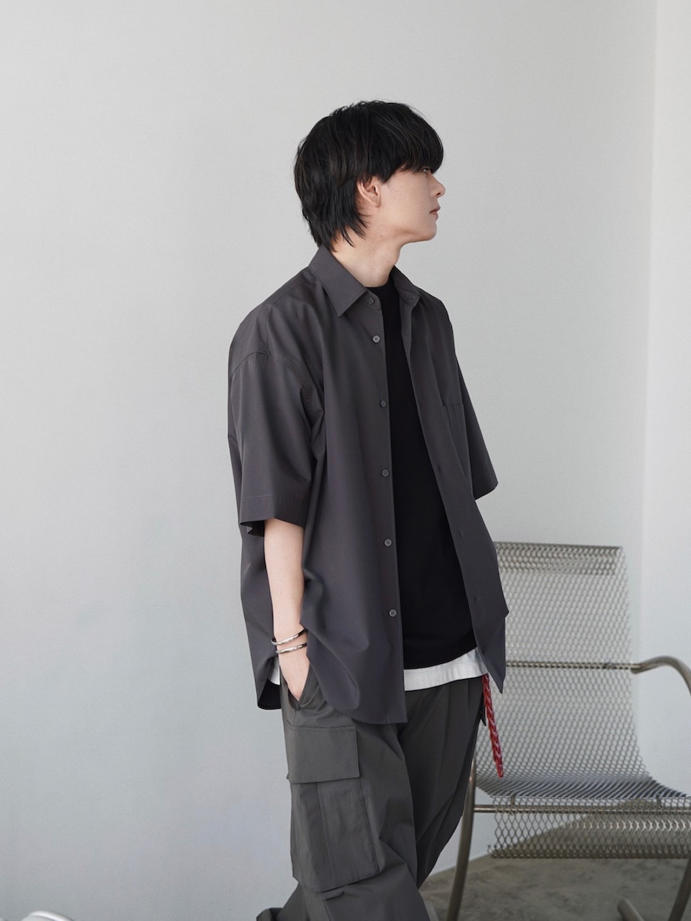 グレー系のシャツ/ブラウス、ブラック系のTシャツ/カットソー、ホワイト系のタンクトップを着用したメンズの春コーディネートの3枚目の写真