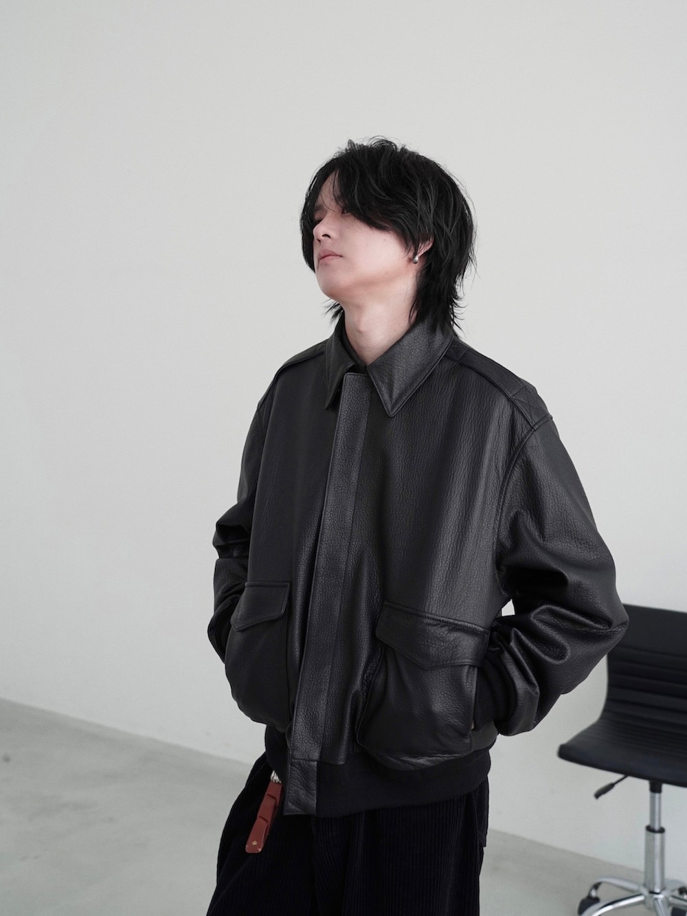 「秋コーデ、レザー、シャツスタイル、シャツ、秋服、休日スタイル、デートコーデ、お出かけコーデ、ジュエリー、リング、コーデュロイ、革靴、ブラック、今日のコーデ、秋っぽコーデ更新中」｜「LIDNMのA2 Ver.2 JACKET（ブルゾン、ブラック系）」を使った、げんじさん（メンズ・175cm）の秋コーディネートの3枚目の写真