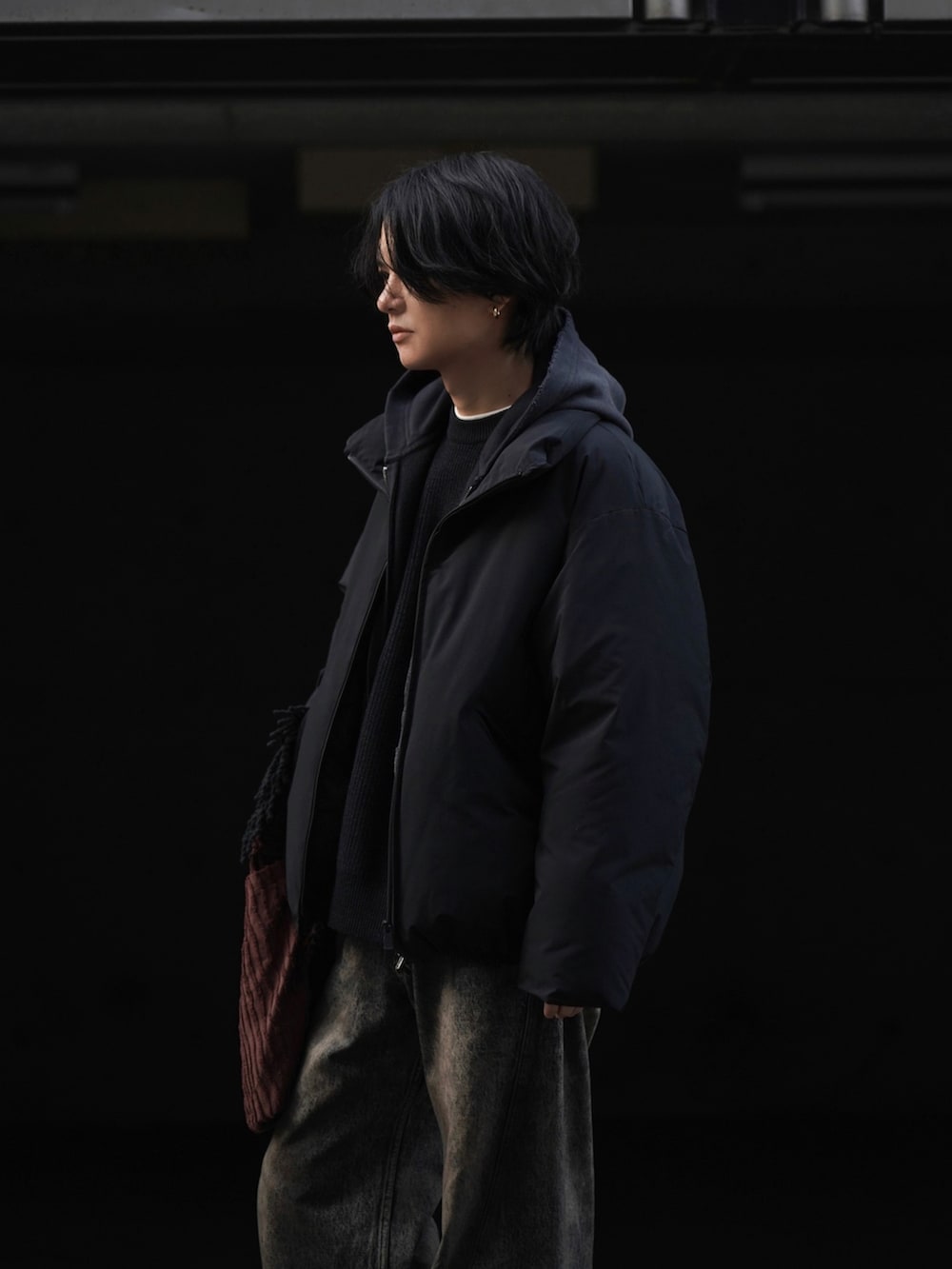 ブラック系のダウンジャケット/コート、ブラック系のパーカー、グレー系のニット/セーターを着用したメンズの冬コーディネートの2枚目の写真