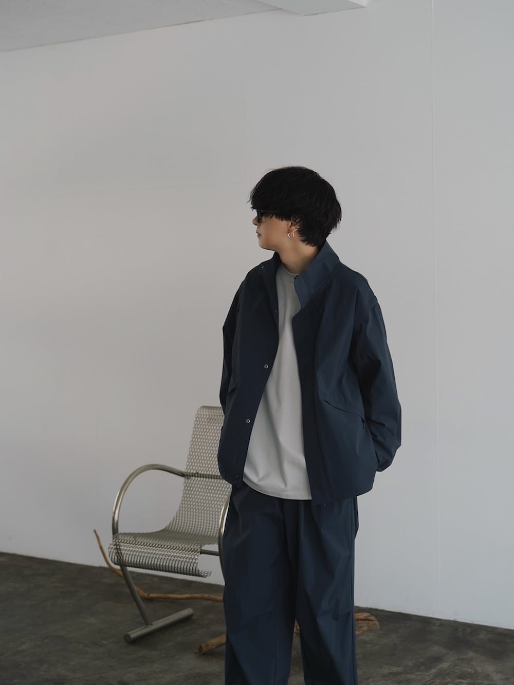 グリーン系のブルゾン、グレー系のTシャツ/カットソー、グリーン系のその他パンツを着用したメンズの秋コーディネートの4枚目の写真