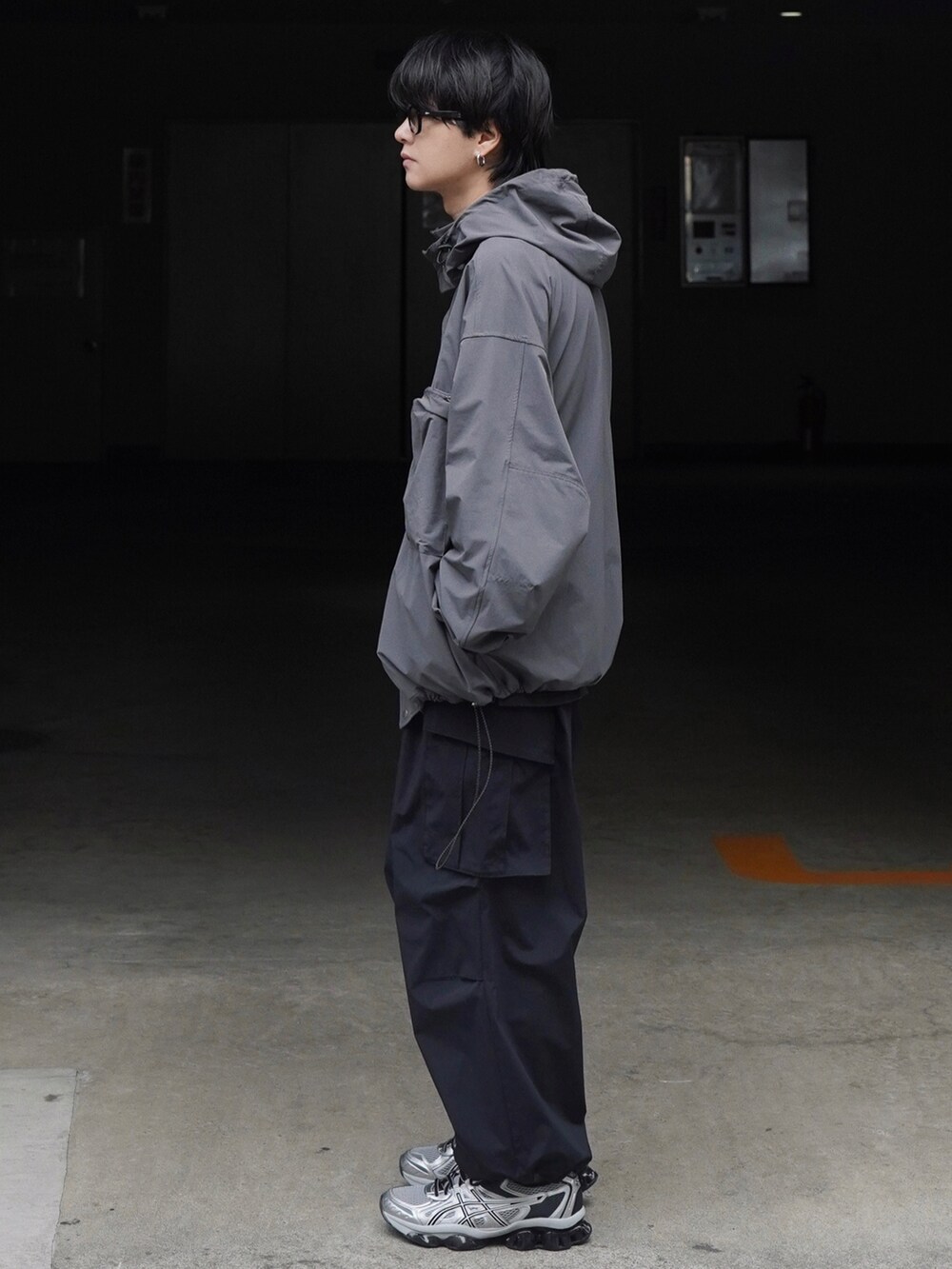 グレー系のジャケット/アウター、ブルー系のスウェット、ブラック系のカーゴパンツを着用したメンズの春コーディネートの3枚目の写真