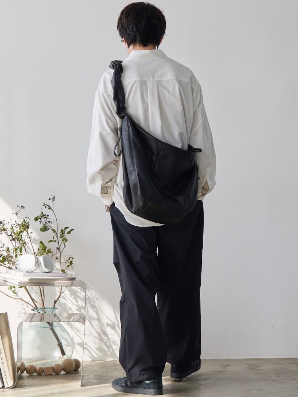 グレー系のベスト、ホワイト系のシャツ/ブラウス、ブルー系のその他パンツを着用したメンズの春コーディネートの3枚目の写真