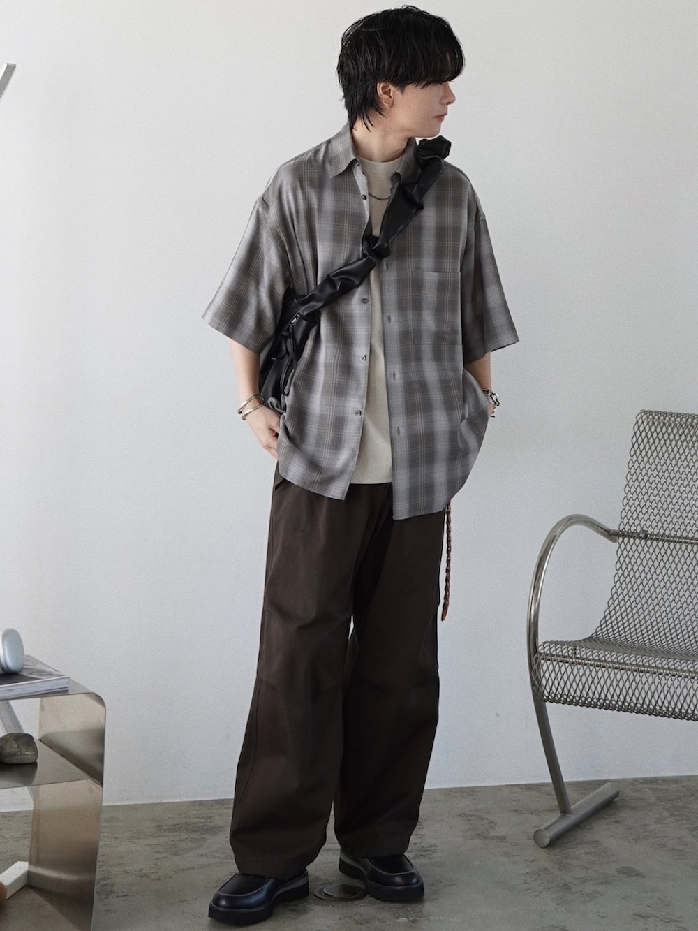 グレー系のシャツ/ブラウス、グレー系のTシャツ/カットソー、ブラウン系のその他パンツを着用したメンズの夏コーディネートの2枚目の写真