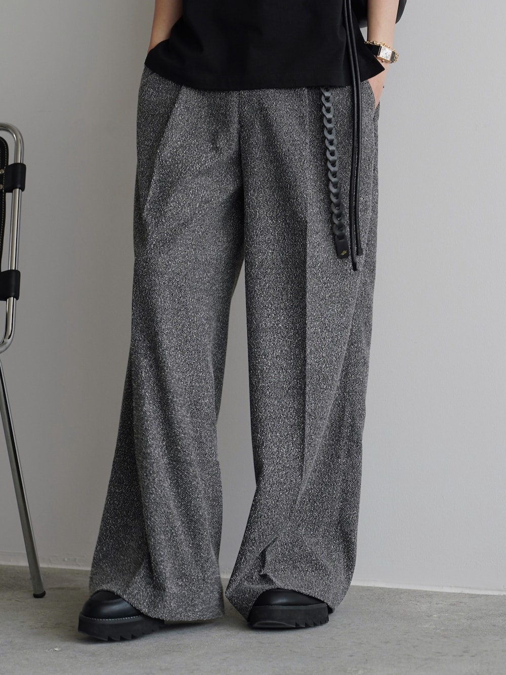 ブラック系のショルダーバッグ、ブラック系のドレスシューズ、グレー系のシャツ/ブラウスを着用したメンズの春コーディネートの3枚目の写真