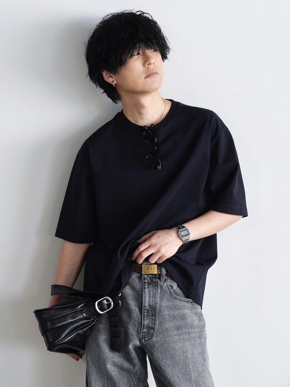 ブルー系のTシャツ/カットソー、グレー系のデニムパンツ、ブラック系のショルダーバッグを着用したメンズの春コーディネートの2枚目の写真