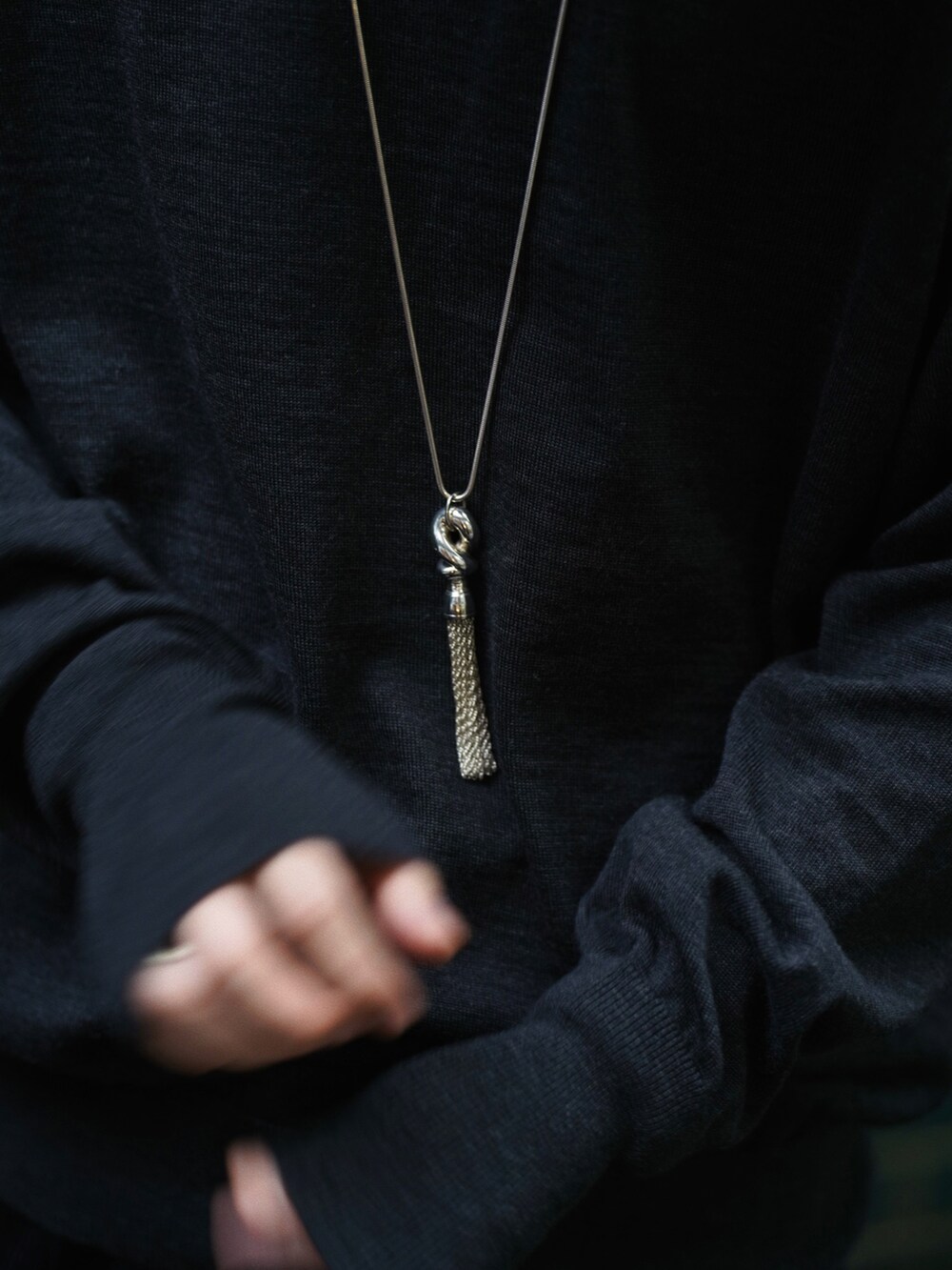 ブラック系のブルゾン、ブラック系のTシャツ/カットソー、ブラック系のその他パンツを着用したメンズの秋コーディネートの5枚目の写真