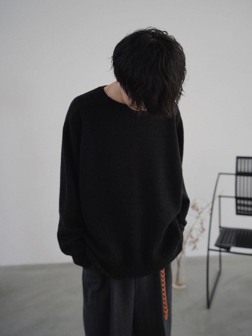 ブラック系のTシャツ/カットソー、グレー系のスラックス、ブラック系のドレスシューズを着用したメンズの秋コーディネートの2枚目の写真
