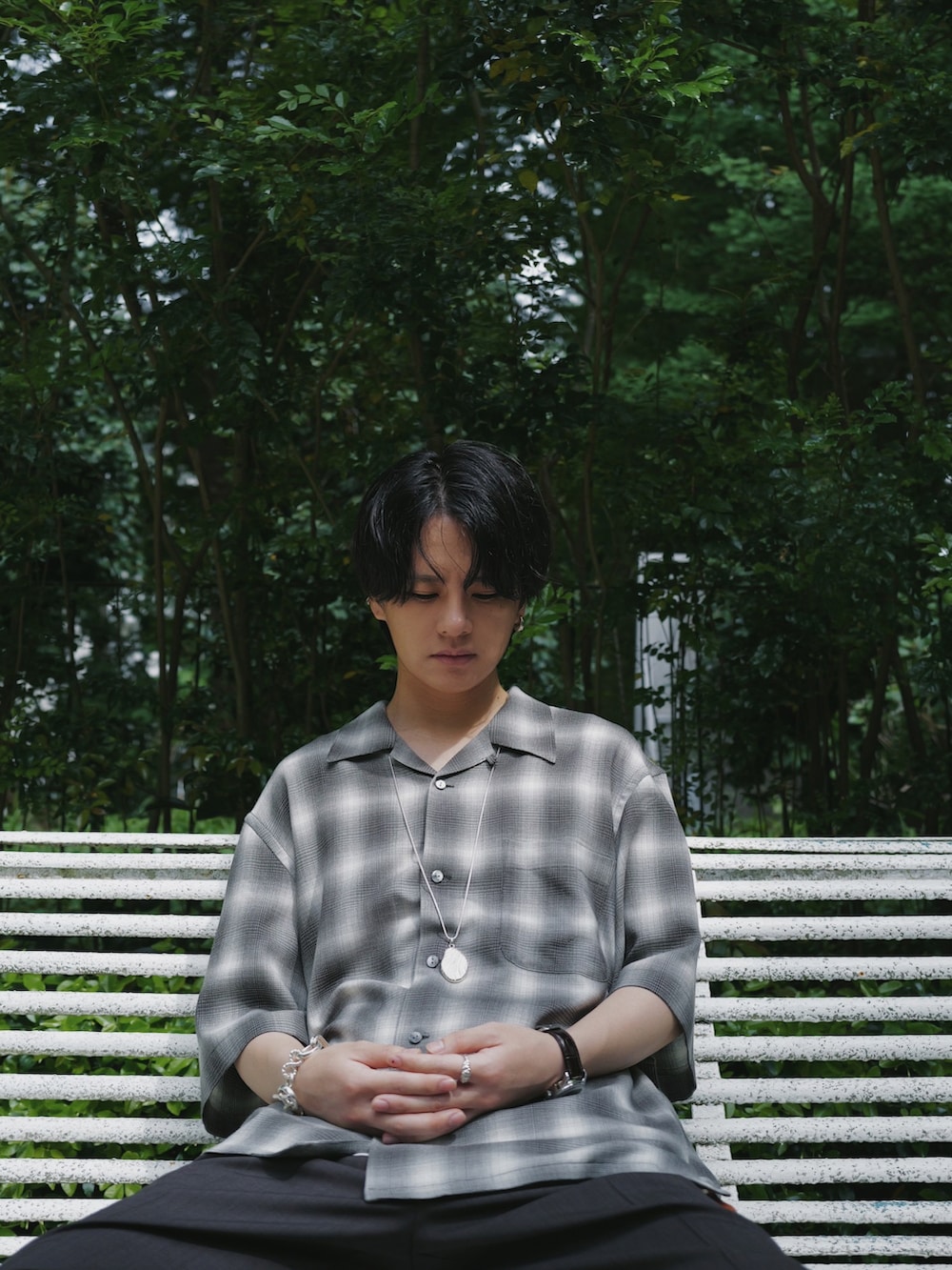 グレー系のシャツ/ブラウス、ブラウン系のスラックス、ブラック系のスリッポンを着用したメンズの夏コーディネートの3枚目の写真