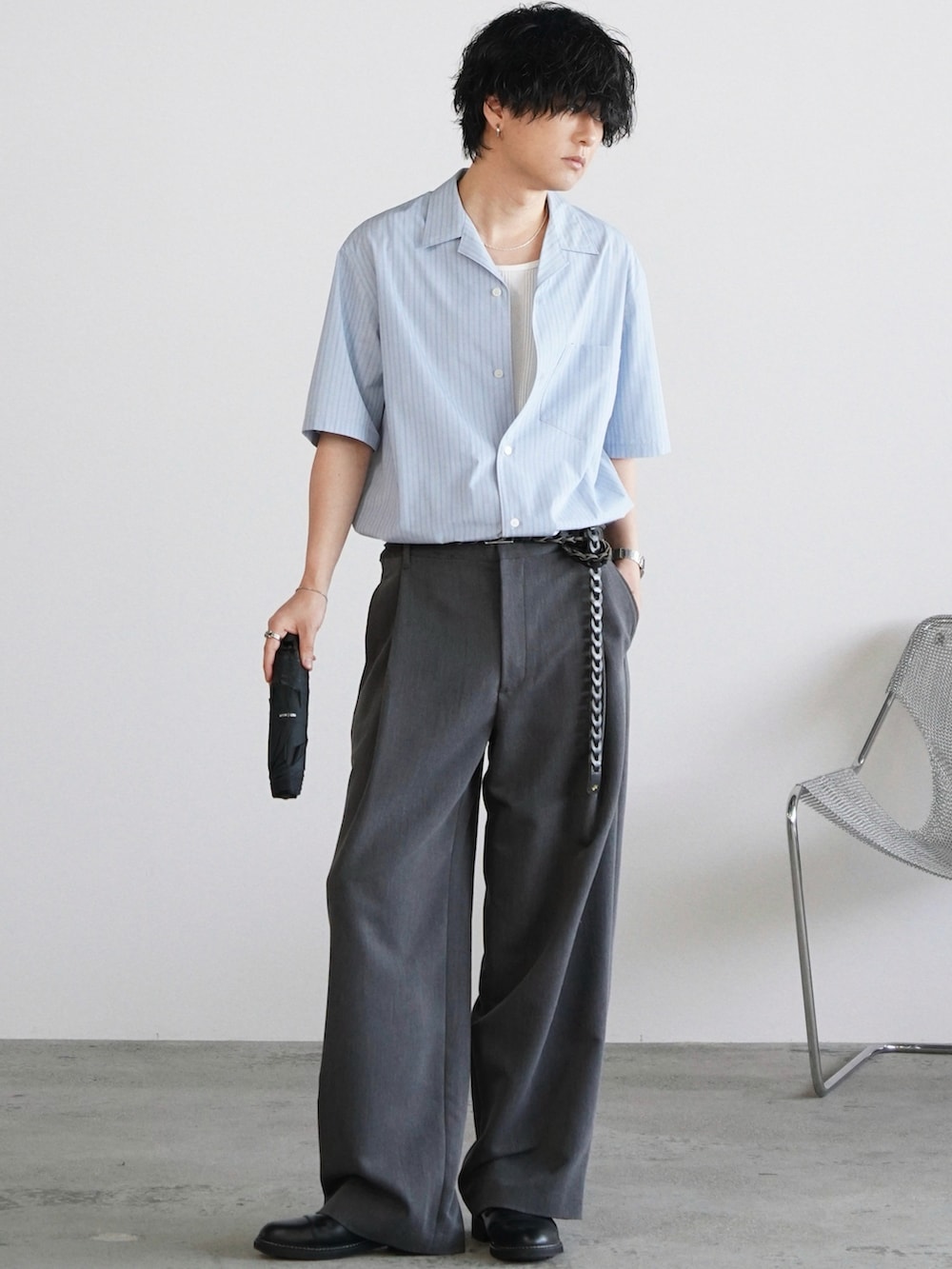 その他のシャツ/ブラウス、ホワイト系のタンクトップ、グレー系のスラックスを着用したメンズの春コーディネートの3枚目の写真