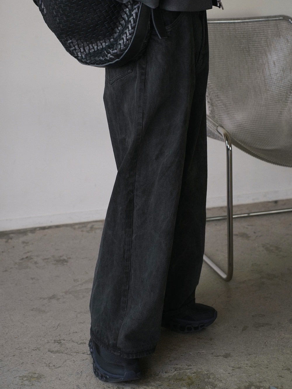 ブラック系のジャケット/アウター、グレー系のTシャツ/カットソー、ブラック系のデニムパンツを着用したメンズの冬コーディネートの5枚目の写真