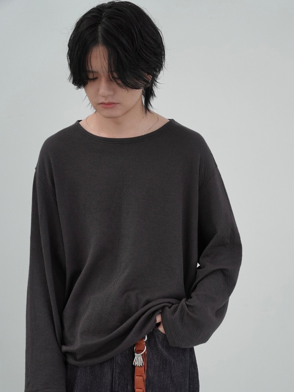 グレー系のシャツ/ブラウス、ブラック系のTシャツ/カットソー、ブルー系のデニムパンツを着用したメンズの夏コーディネートの4枚目の写真