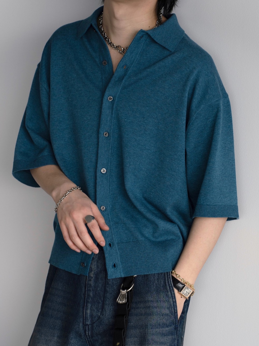 ブルー系のデニムパンツ、ブルー系のシャツ/ブラウス、ブラック系のサンダルを着用したメンズの春コーディネートの3枚目の写真