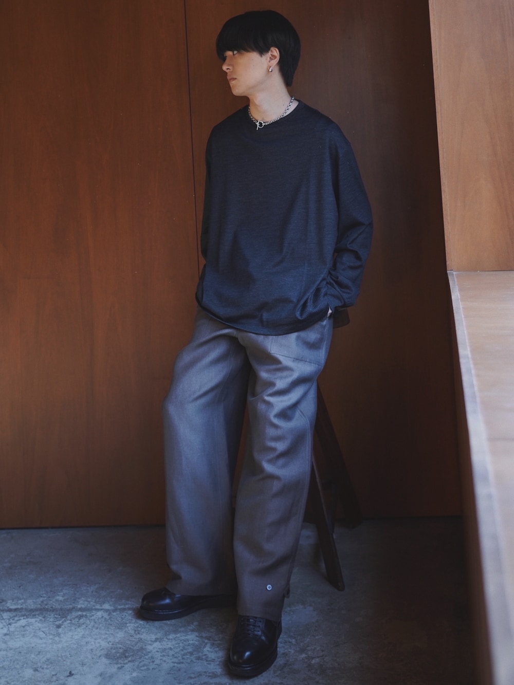 ブラック系のシャツ/ブラウス、ブラック系のTシャツ/カットソー、グリーン系のカーゴパンツを着用したメンズの冬コーディネートの2枚目の写真