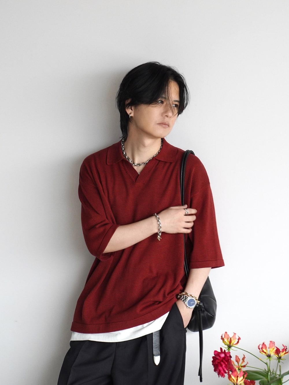 ホワイト系のタンクトップ、ブラック系のショルダーバッグ、ブラック系のドレスシューズを着用したメンズの夏コーディネートの5枚目の写真