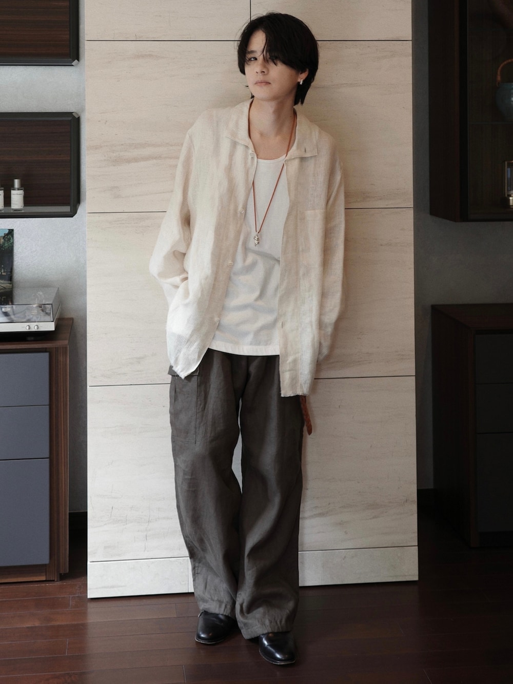 ホワイト系のシャツ/ブラウス、ホワイト系のタンクトップ、グリーン系のカーゴパンツを着用したメンズの夏コーディネートの2枚目の写真