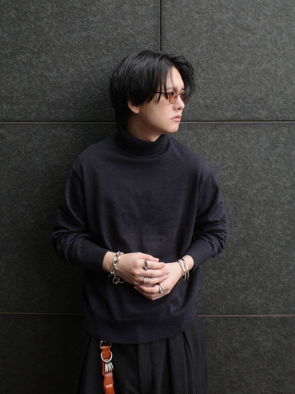 グレー系のニット/セーター、ブラック系のジャケット/アウター、グレー系のパンツを着用したメンズの秋コーディネートの5枚目の写真