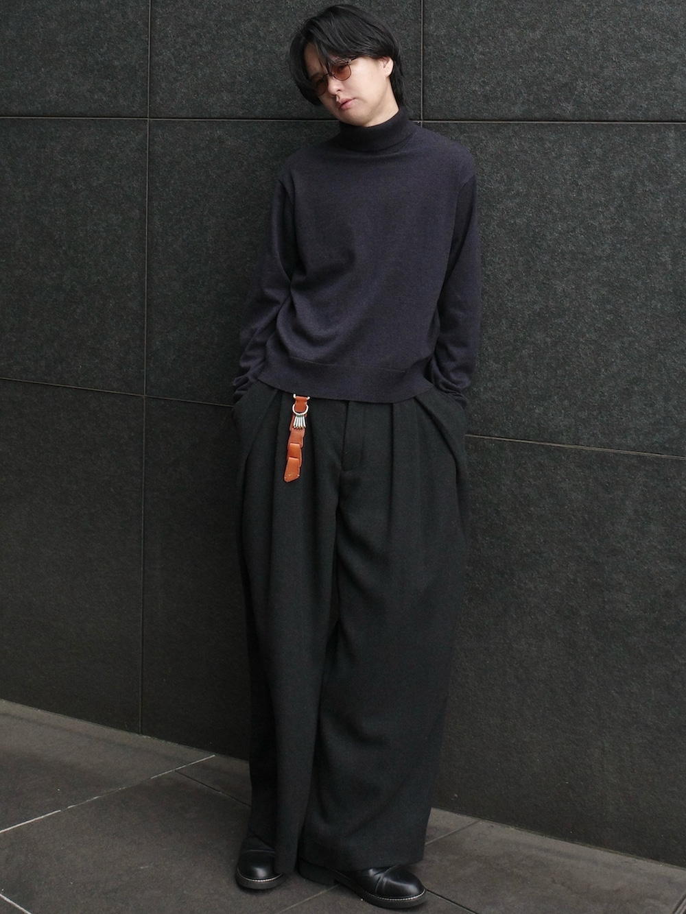 グレー系のニット/セーター、ブラック系のジャケット/アウター、グレー系のパンツを着用したメンズの秋コーディネートの4枚目の写真