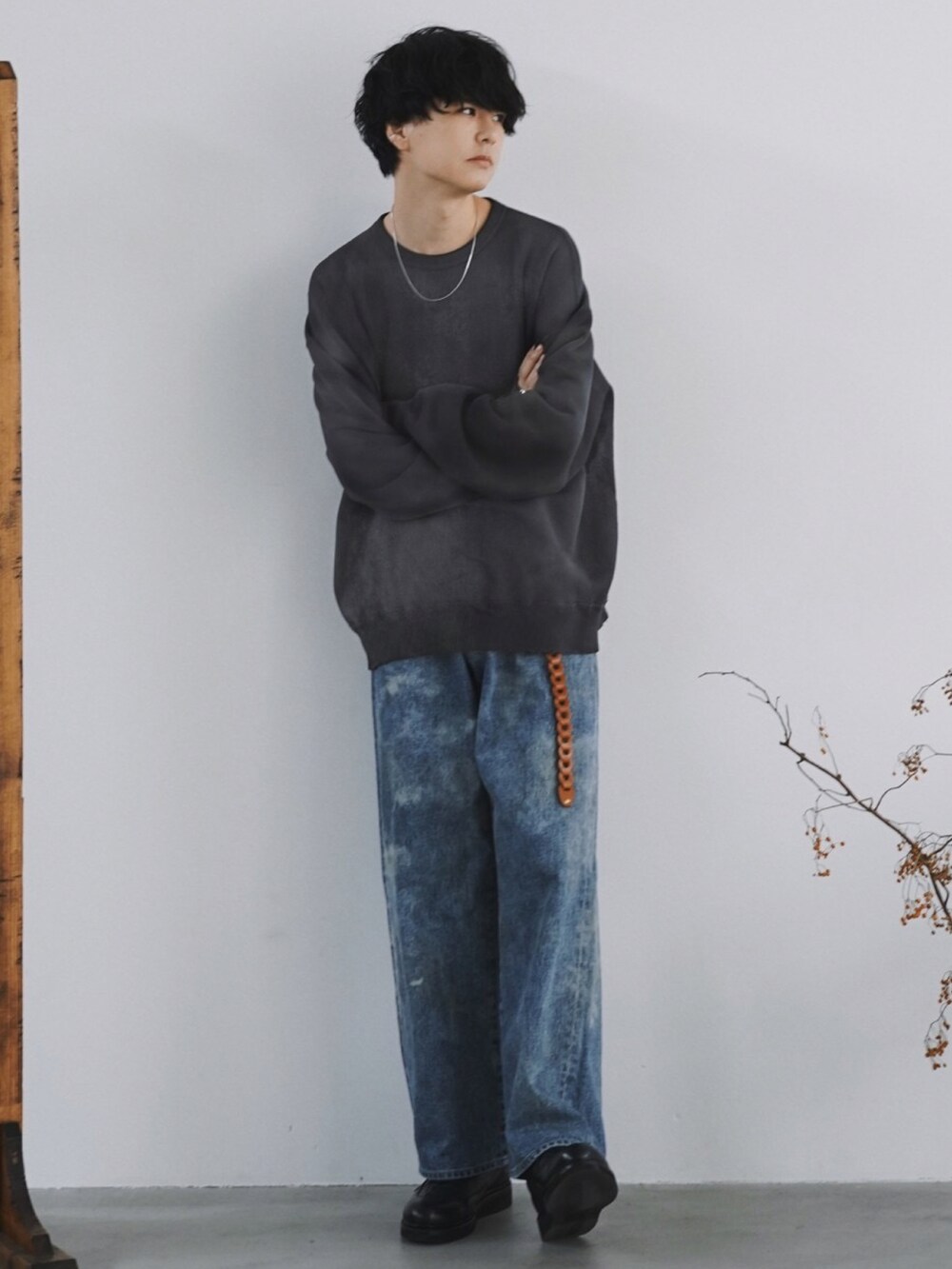 ブラック系のブルゾン、ブラック系のスウェット、ブルー系のデニムパンツを着用したメンズの冬コーディネートの4枚目の写真