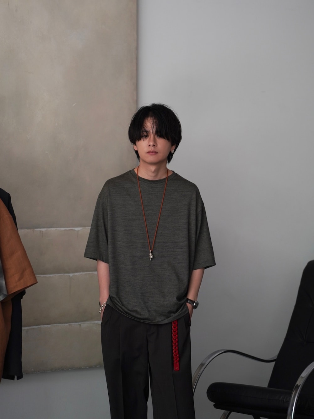 グレー系のシャツ/ブラウス、イエロー系のTシャツ/カットソー、ブラウン系のスラックスを着用したメンズの夏コーディネートの4枚目の写真