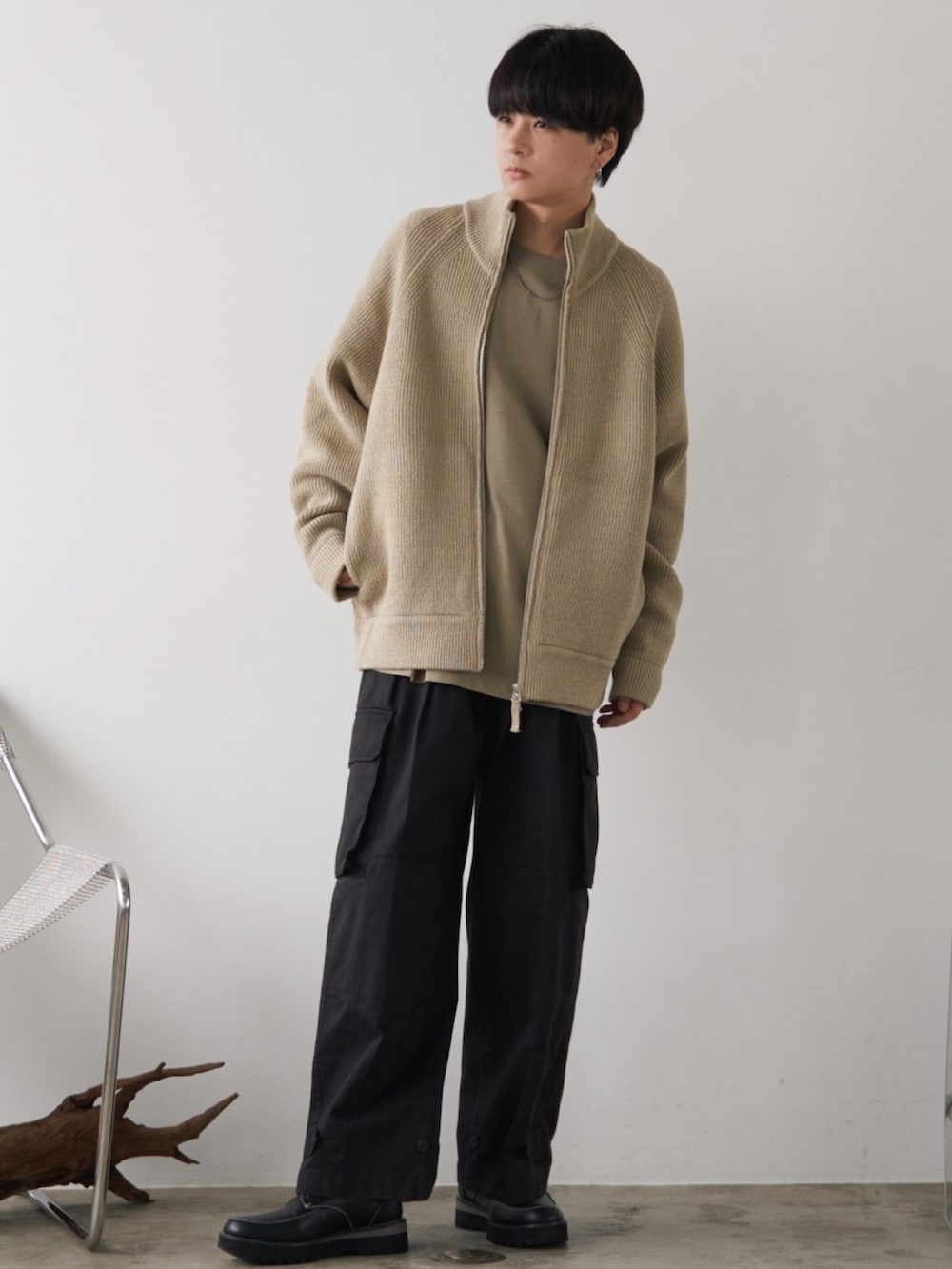 ベージュ系のカーディガン/ボレロ、ベージュ系のTシャツ/カットソー、グレー系のカーゴパンツを着用したメンズの冬コーディネートの3枚目の写真