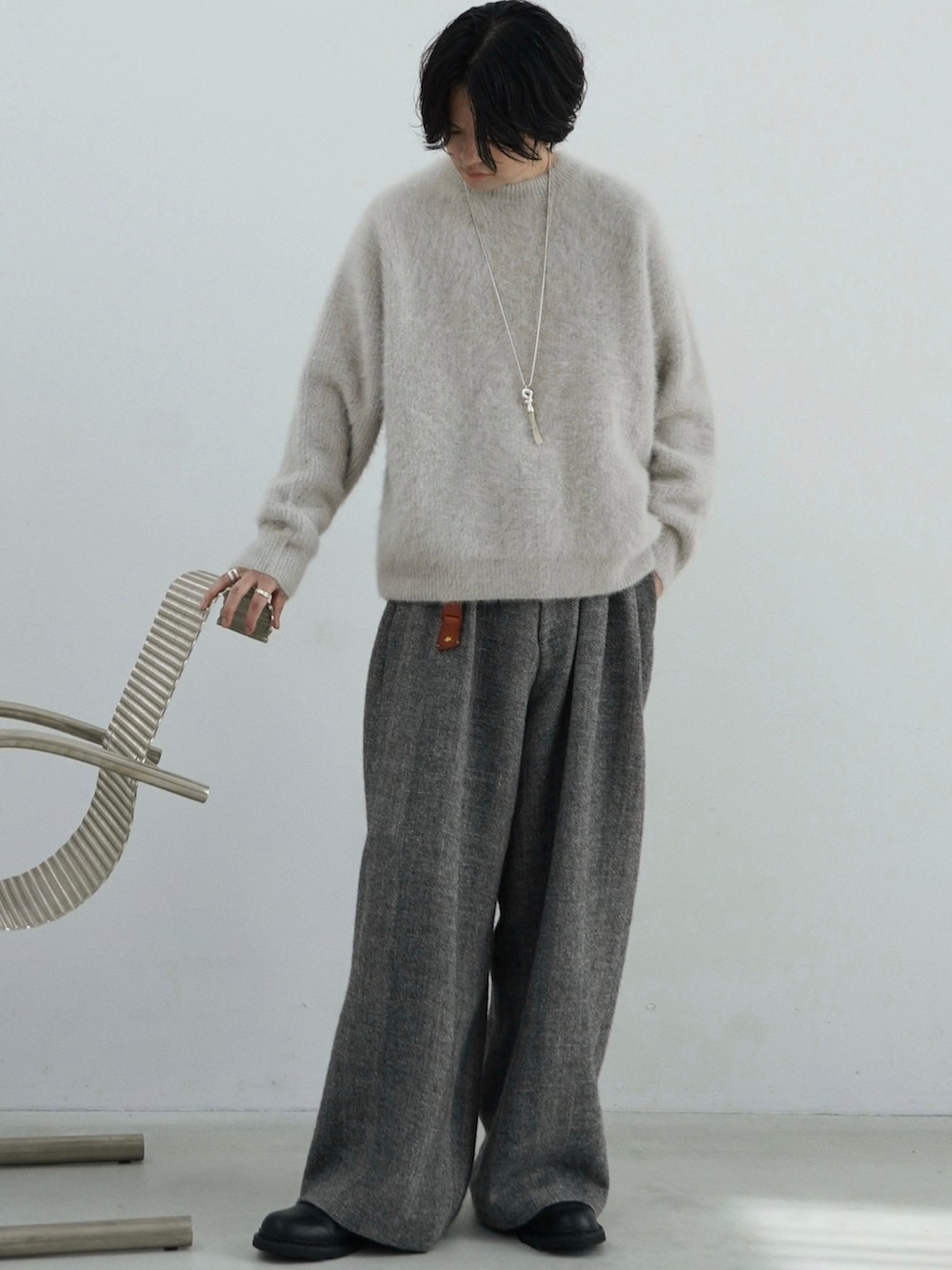 ブラック系のMA-1、グレー系のニット/セーター、グレー系のその他パンツを着用したメンズの秋コーディネートの2枚目の写真