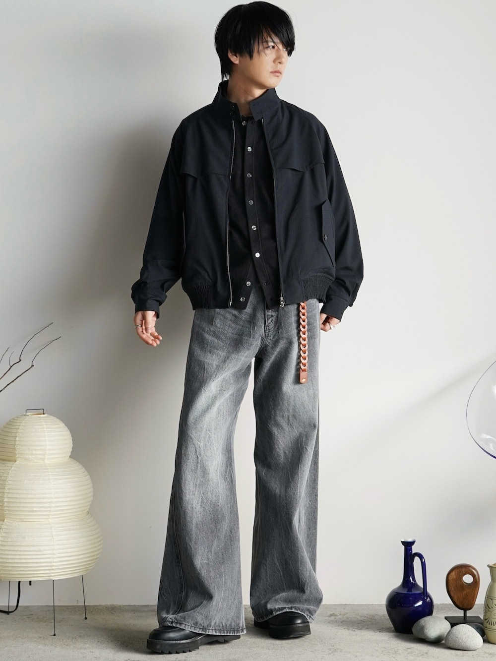 グレー系のシャツ/ブラウス、グレー系のブルゾン、グレー系のデニムパンツを着用したメンズの夏コーディネートの3枚目の写真