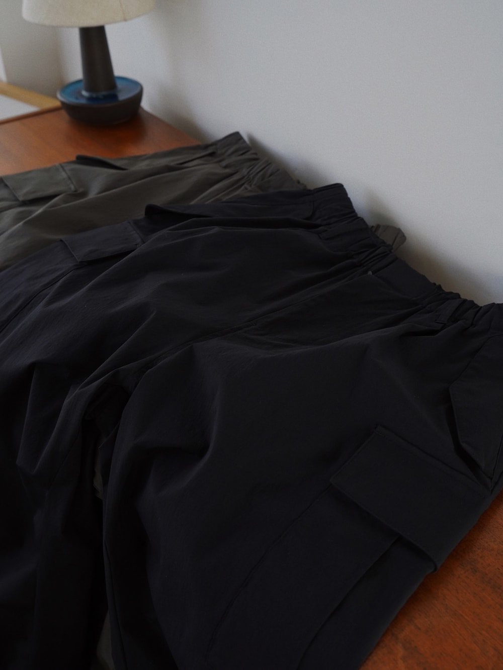 ブラック系のブルゾン、グレー系のスウェット、ブラック系のカーゴパンツを着用したメンズの春コーディネートの5枚目の写真