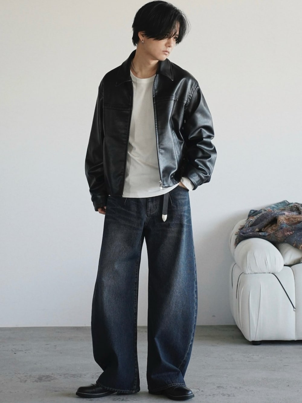 ホワイト系のTシャツ/カットソー、ブラック系のショルダーバッグ、ブラック系のドレスシューズを着用したメンズの冬コーディネートの2枚目の写真