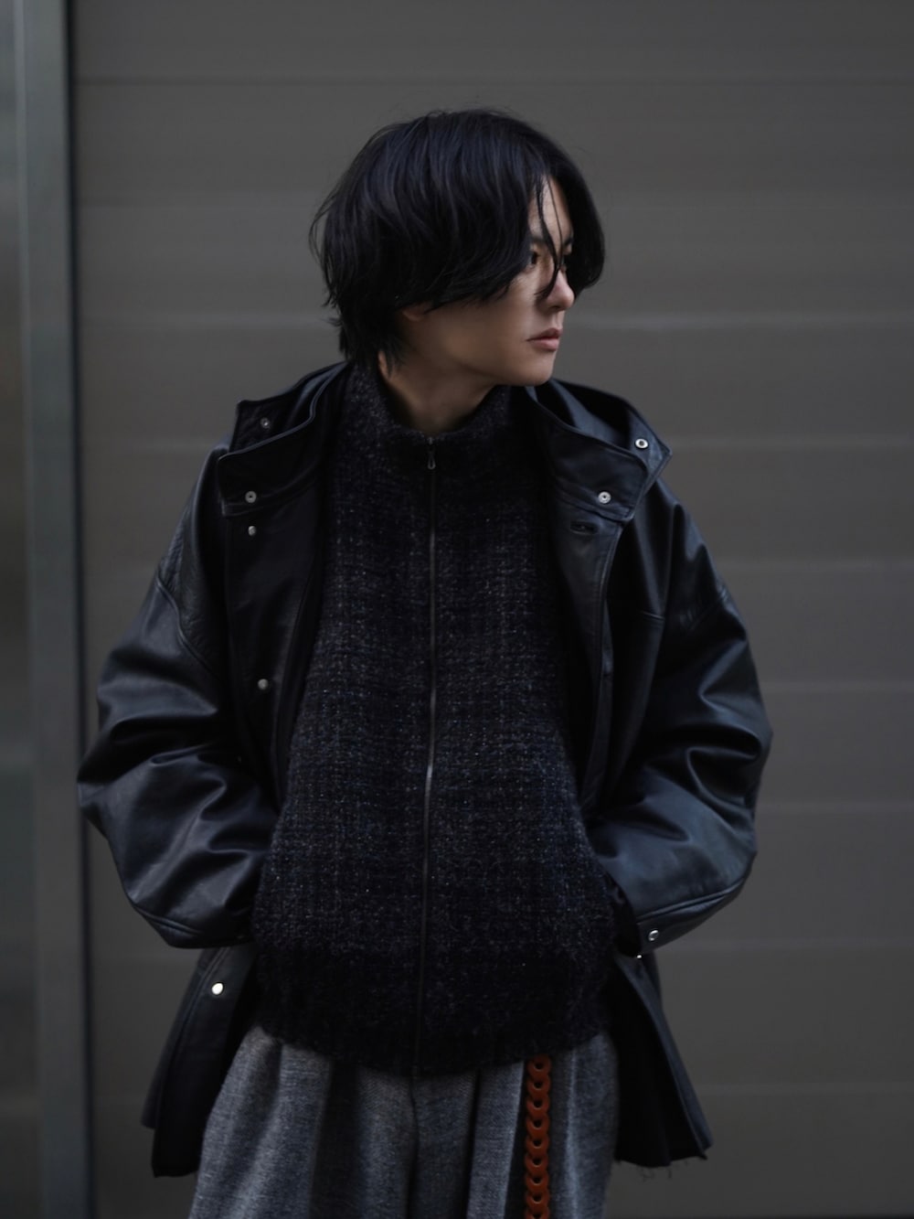 ブラック系のジャケット/アウター、ブラック系のブルゾン、グレー系のその他パンツを着用したメンズの秋コーディネートの5枚目の写真