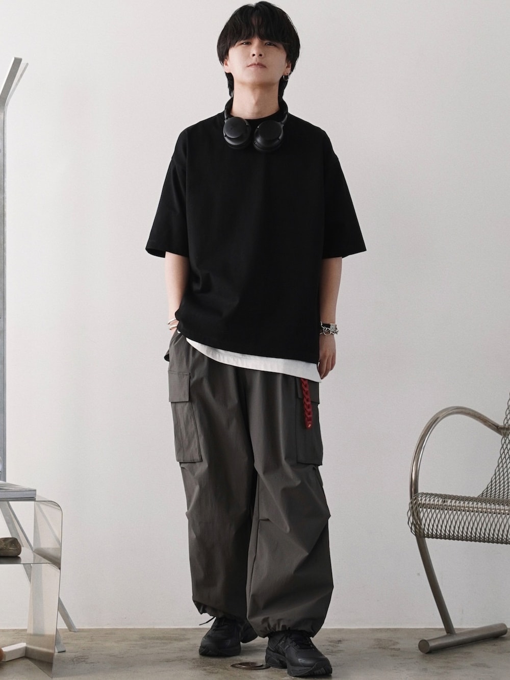 グレー系のシャツ/ブラウス、ブラック系のTシャツ/カットソー、ホワイト系のタンクトップを着用したメンズの春コーディネートの2枚目の写真