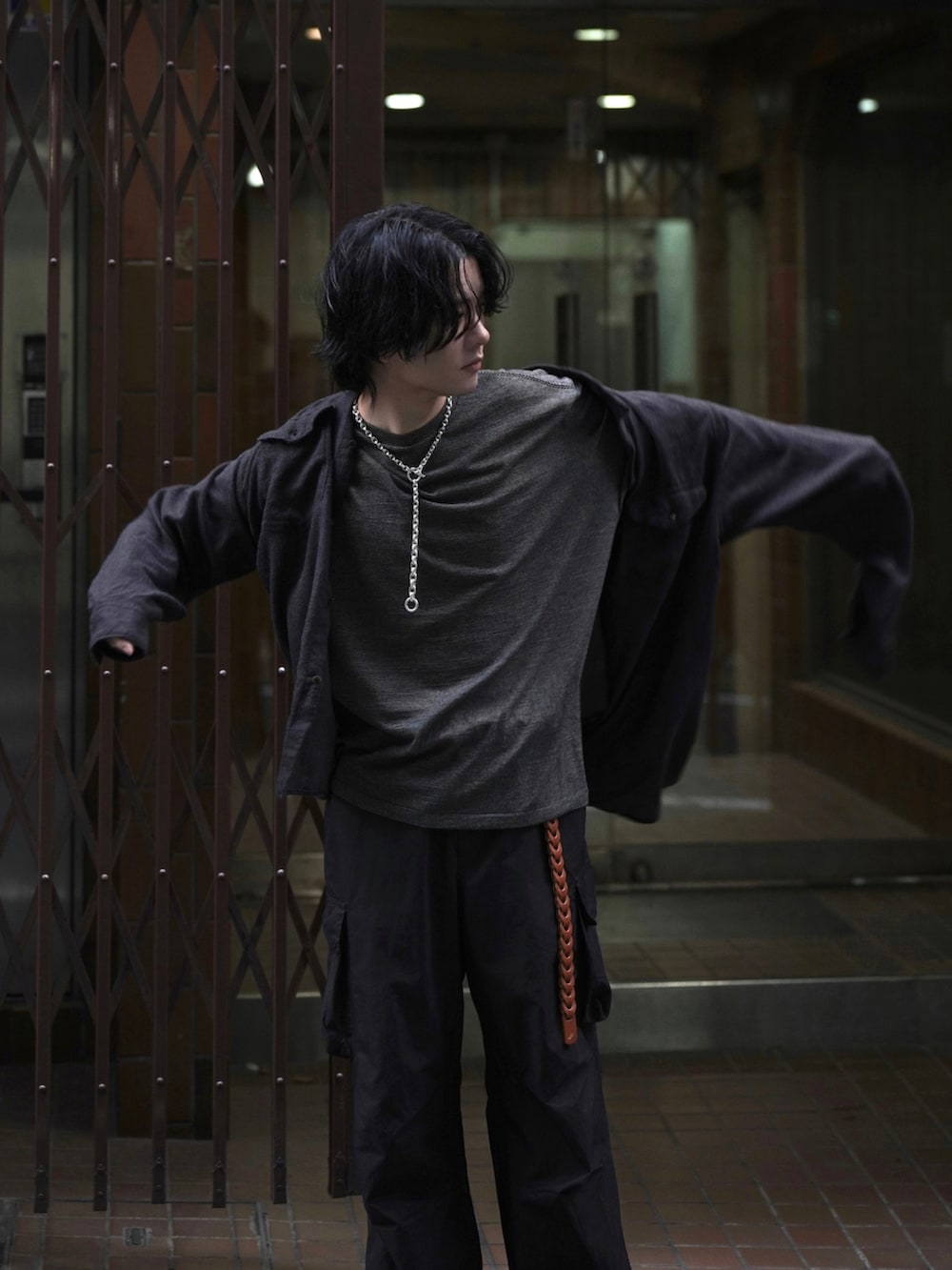 ブラウン系のシャツ/ブラウス、イエロー系のTシャツ/カットソー、シルバー系のピアス(両耳用)を着用したメンズの秋コーディネートの2枚目の写真