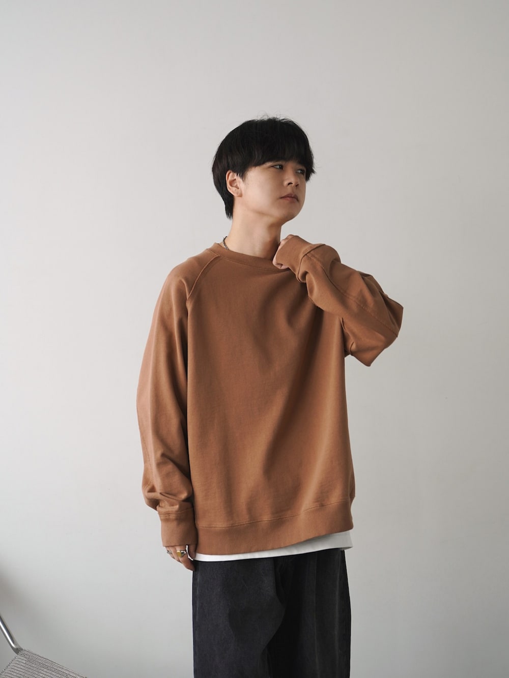 ブラック系のテーラードジャケット、イエロー系のスウェット、ブラック系のデニムパンツを着用したメンズの冬コーディネートの3枚目の写真