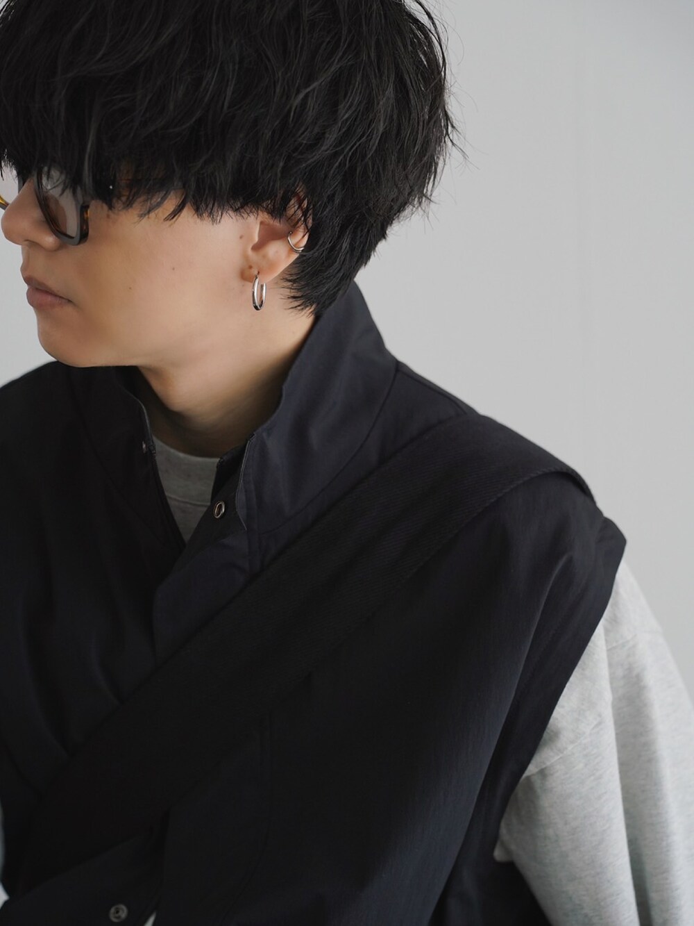 ブラック系のブルゾン、グレー系のTシャツ/カットソー、ブラック系のその他パンツを着用したメンズの秋コーディネートの3枚目の写真