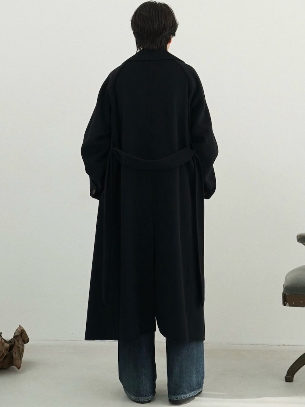 ブルー系のジャケット/アウター、ブラウン系のニット/セーター、ブルー系のデニムパンツを着用したメンズの秋コーディネートの3枚目の写真