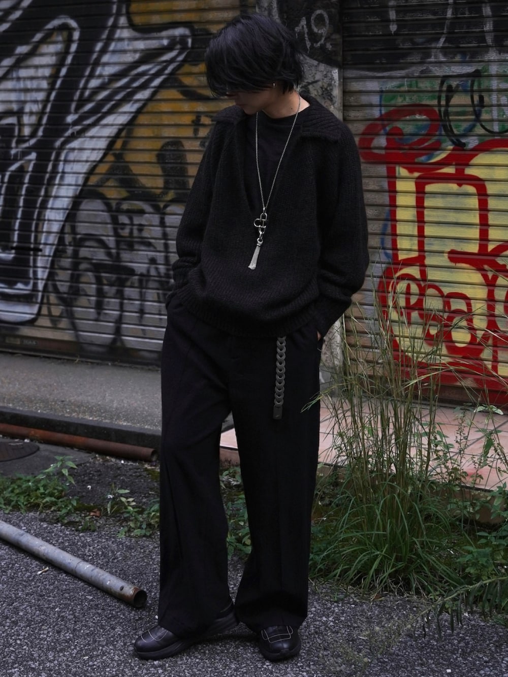 ブラック系のダウンジャケット/コート、ブラック系のTシャツ/カットソー、ブラック系のその他パンツを着用したメンズの秋コーディネートの3枚目の写真