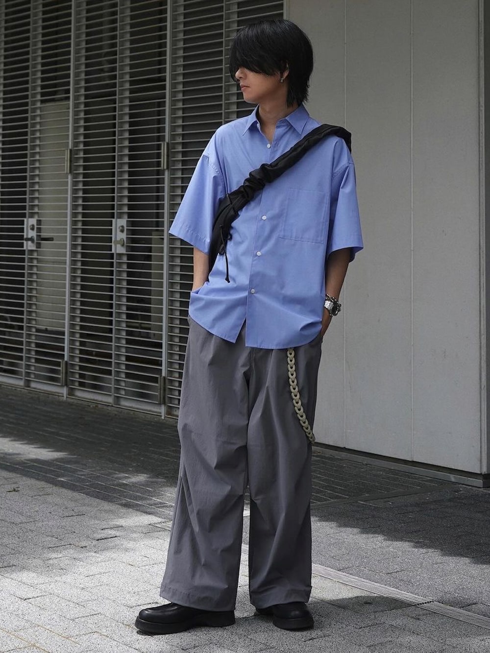 ブルー系のシャツ/ブラウス、ブラック系のショルダーバッグ、グレー系のその他パンツを着用したメンズの夏コーディネートの2枚目の写真