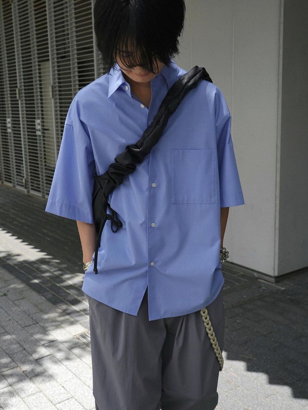 ブルー系のシャツ/ブラウス、ブラック系のショルダーバッグ、グレー系のその他パンツを着用したメンズの夏コーディネートの4枚目の写真